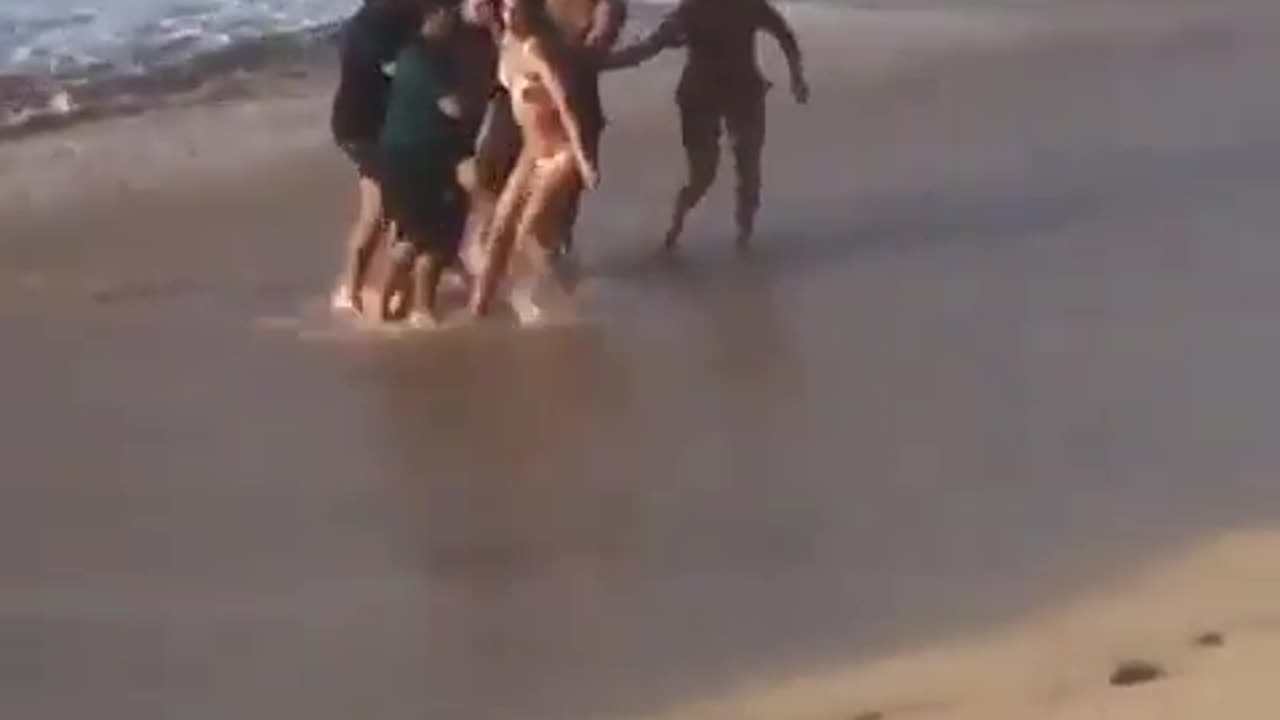 Australian surfer heroically jumped into the water in Hawaii to save a struggling swimmer.
