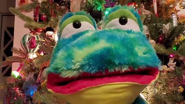 Gurggle sings Hark! The Herald Angels Sing!