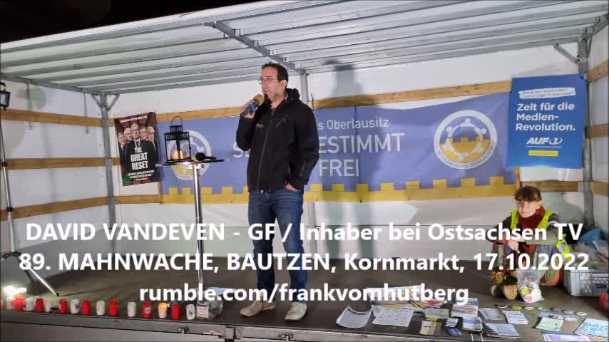 DAVID VANDEVEN, Ostsaсhsen TV - BAUTZEN, Kornmarkt, 17 10 2022, 89. MAHNWACHE, Bürgermikrofon