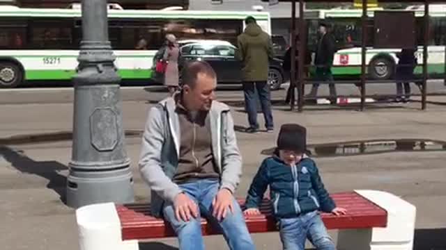 20170513 - Рома и Коля на лавочке
