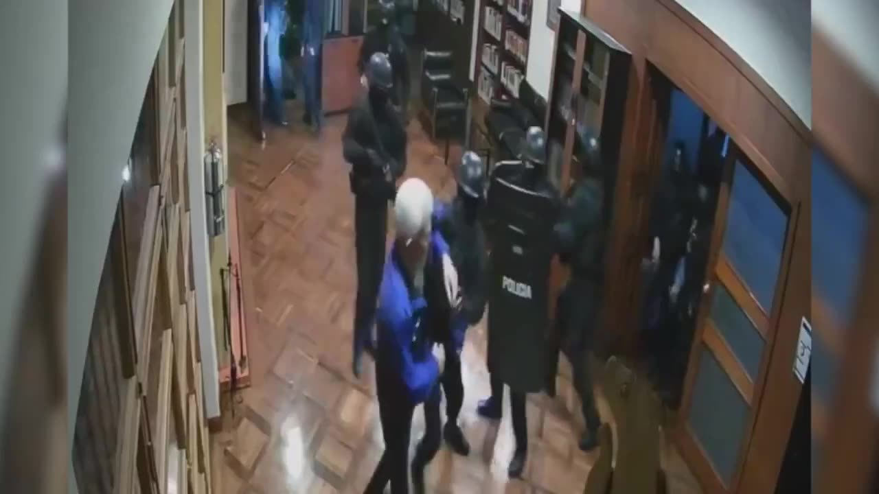Imágenes de cómo la policía ecuatoriana entró por la fuerza en la embajada mexicana