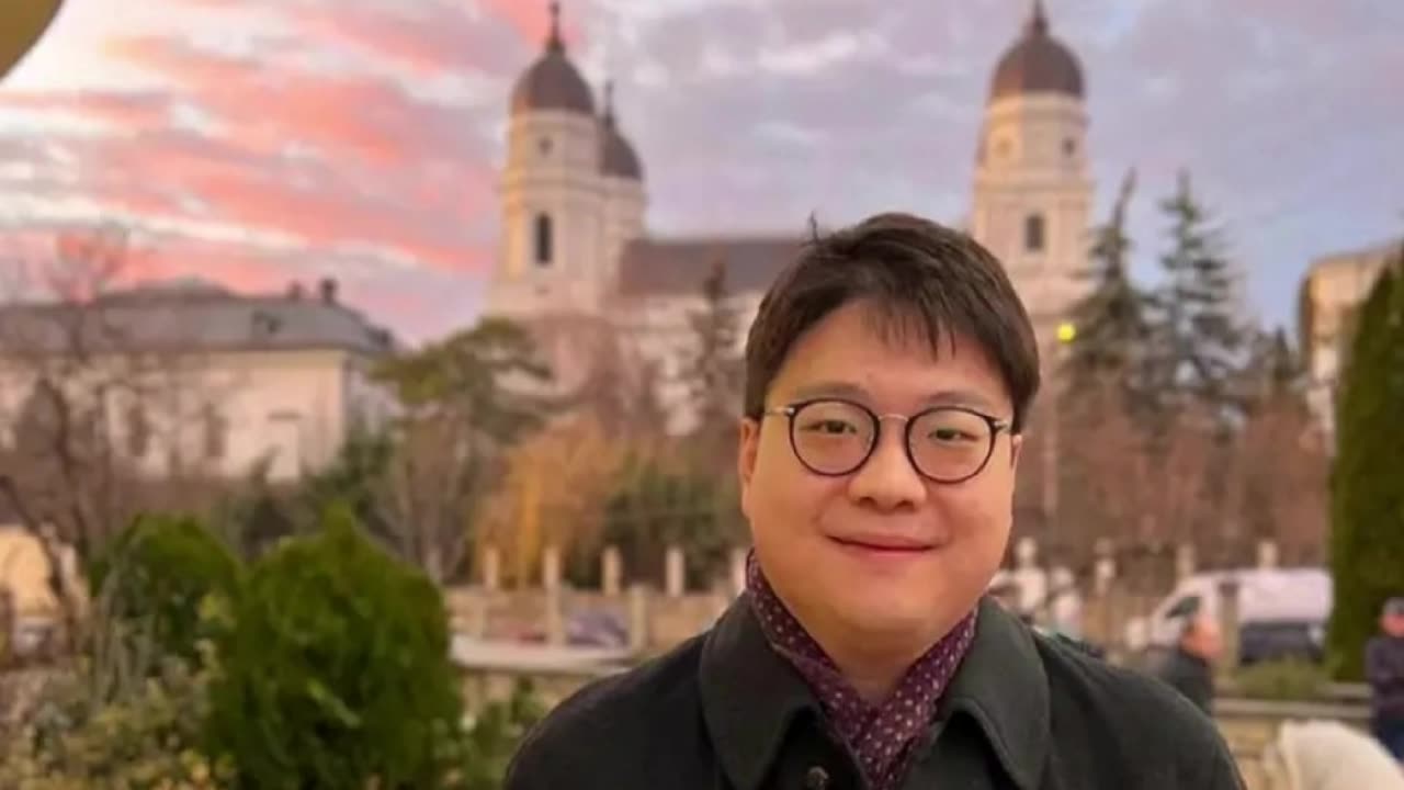 Ereticul Ecumenist Kenan Wang alt spalat pe creier cu idolul ZEU CRACIUN, 25 decembrie 2023