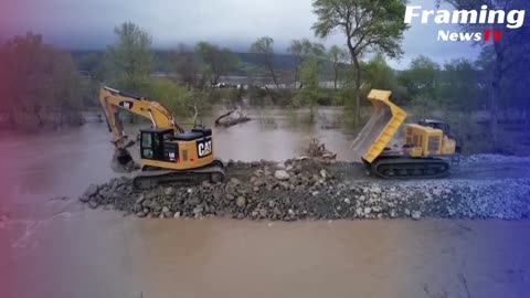 Para kru berlomba untuk memperbaiki tanggul yang jebol di California yang terendam banjir