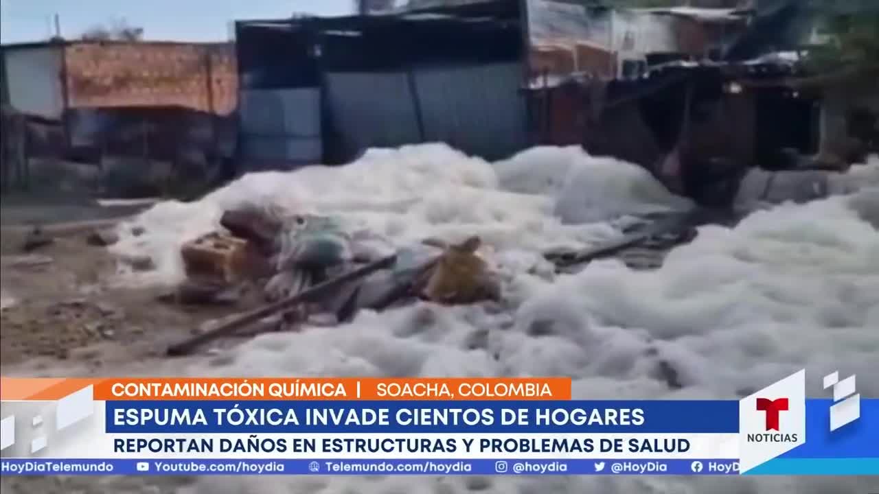 Una espuma tóxica invade las casas de al menos 400 familias en Soacha, Colombia | Noticias Telemundo