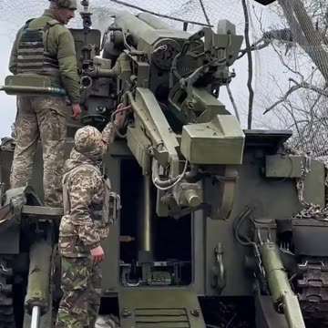 Ukrainians Fire Massive Self Loading Gun