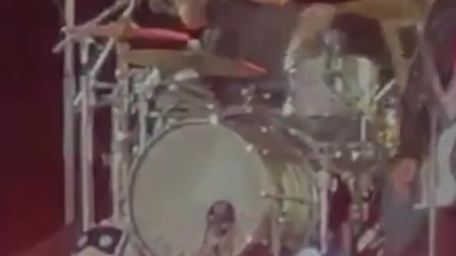 Gran homenaje a Soda en la novena noche de Coldplay en River
