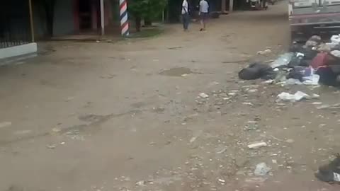 Denuncian acumulación de basuras en colegio Jorge Artel en Soledad