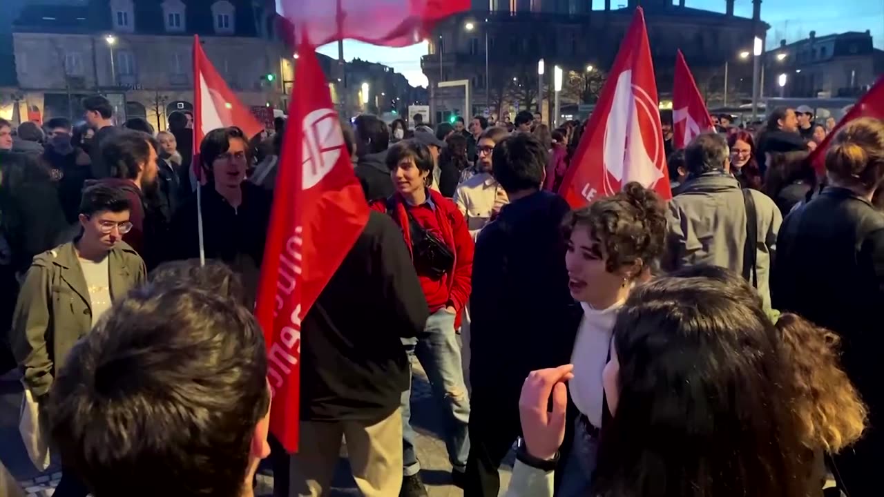 Protests as French govt survives no-confidence vote