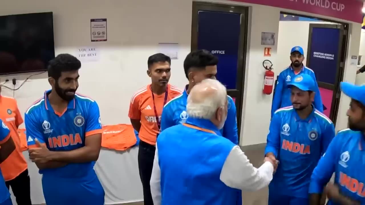 PM Modi Meets the Men in Blue, Comforts Indian Cricket Team After World Cup Final