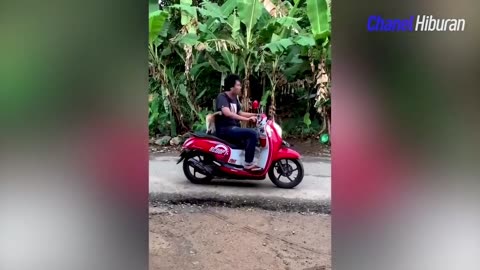 Jatuh dari motor lucu