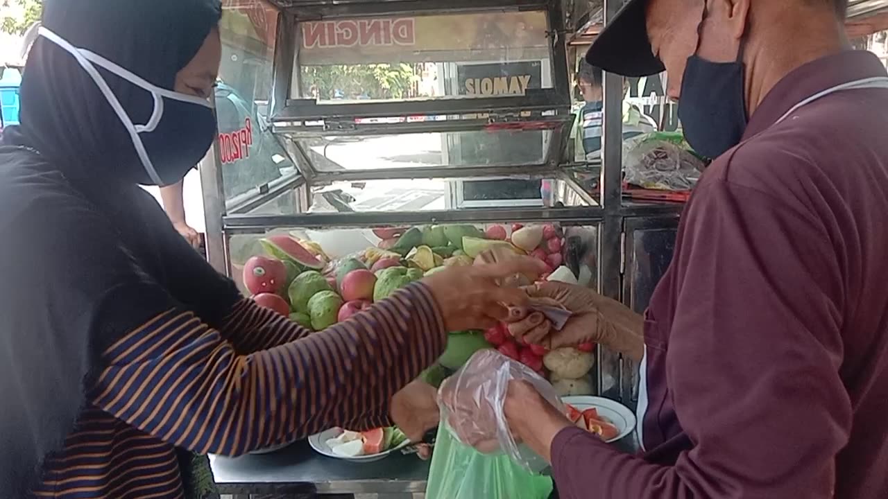 Rujak lutis buah pinggir jalan