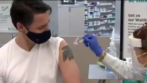 ▶ EXTRAIT-RQ + LIENS parus (25 juil 22) : Des politiciens qui promeuvent le vaxx choppent la Covid.