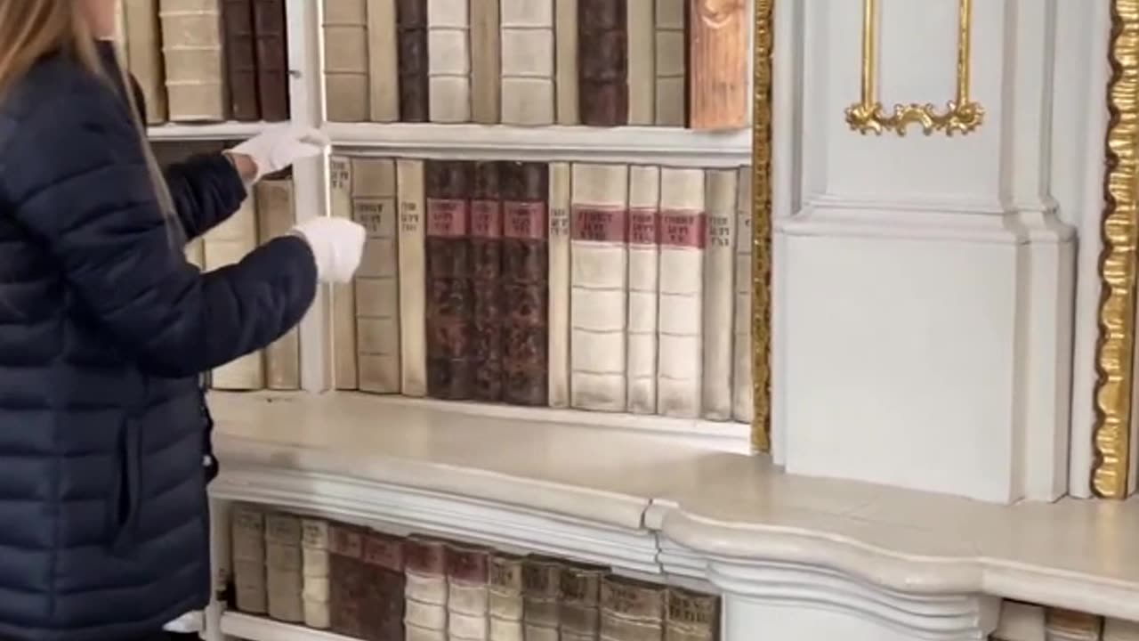 Secret door & staircase hidden in the bookshelves of the 18th century library