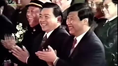 Peng Liyuan's family at the Spring Festival Gala, Xi Jinping smiling offstage