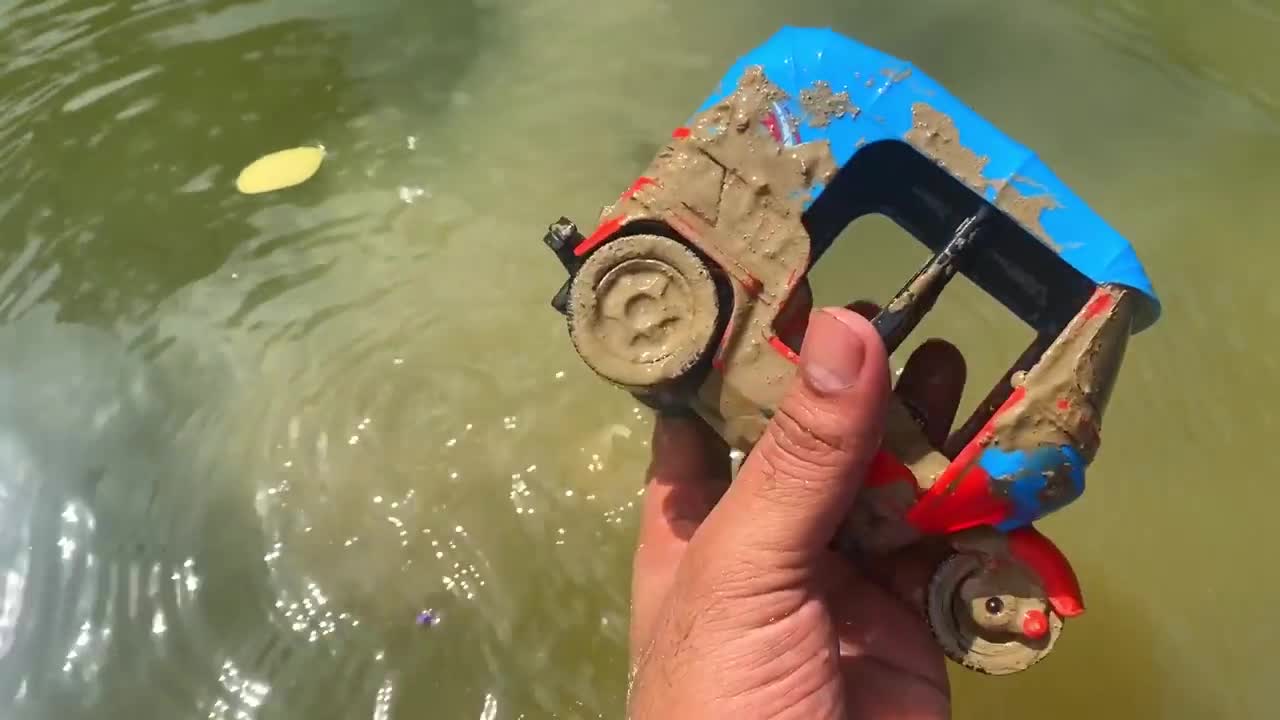 Drive the Muddy Toy Vehicle by hand and threw it into the water for cleaning