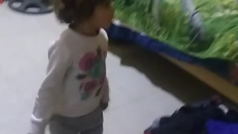 Niña lista para ir a pasear