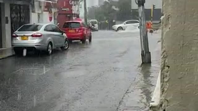 Video: Torrencial aguacero se registra a esta hora en Bucaramanga