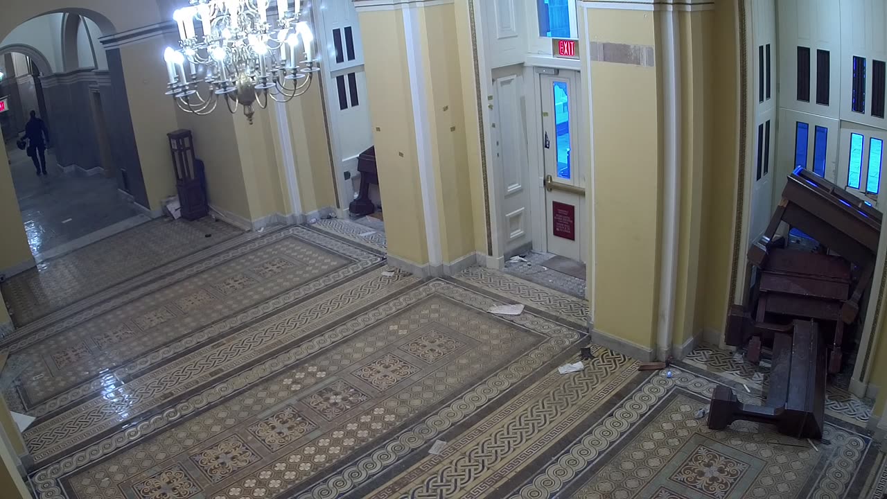 0102USCS01SenateWingDoornearS139_2021-01-06_16h43min39s500ms.mp4
