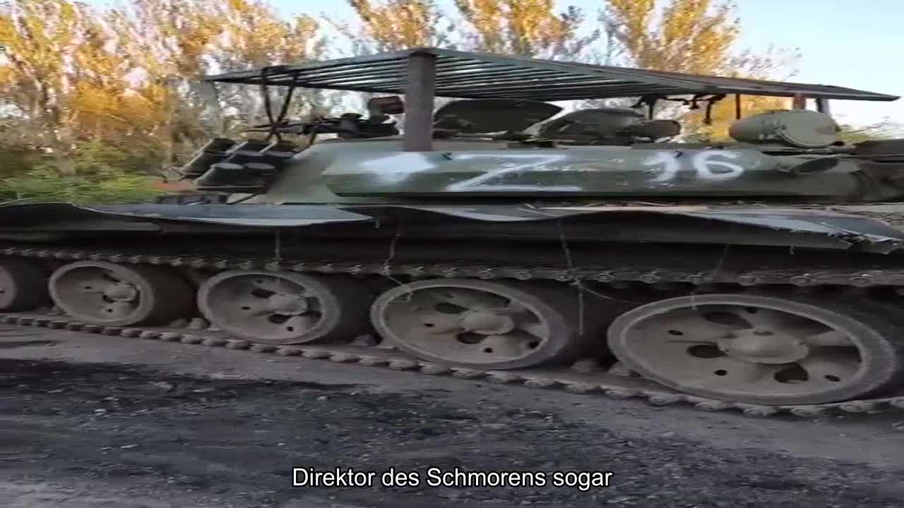 Und die russische Armee fährt hier mit antiken T-62M-Panzern und schweißt "Barbecues" über den Türm