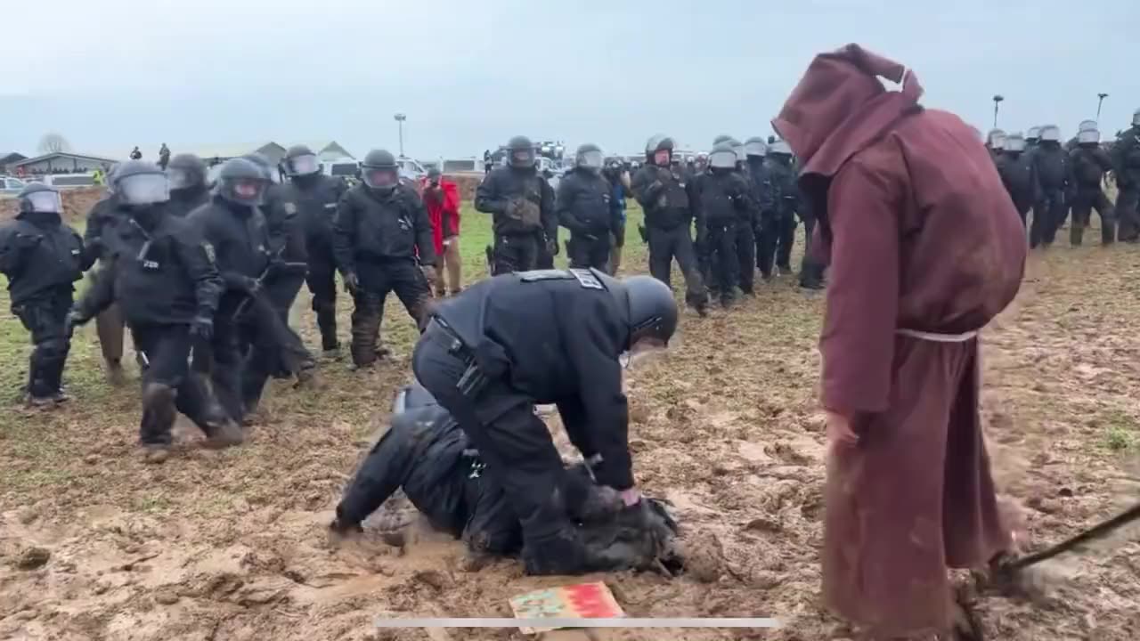 Cops defending coal mine get stuck in mud Luetzerath