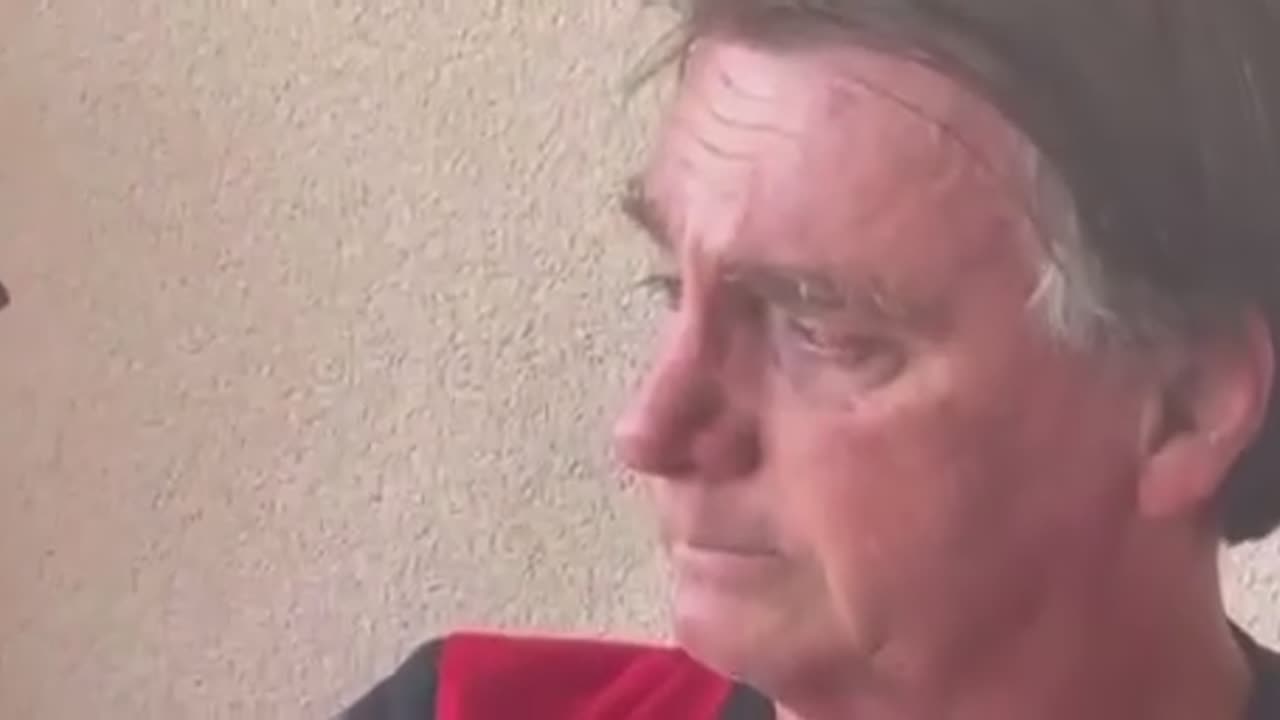 BOLSONARO NÃO SEGURA AS LÁGRIMAS, "A CANÇÃO É SOBRE OS PAÍS"