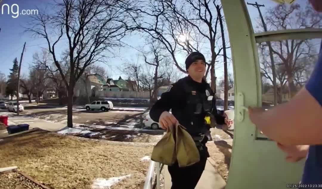 Delivery driver got arrested so police delivered the meal for them 😭