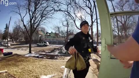 Delivery driver got arrested so police delivered the meal for them 😭