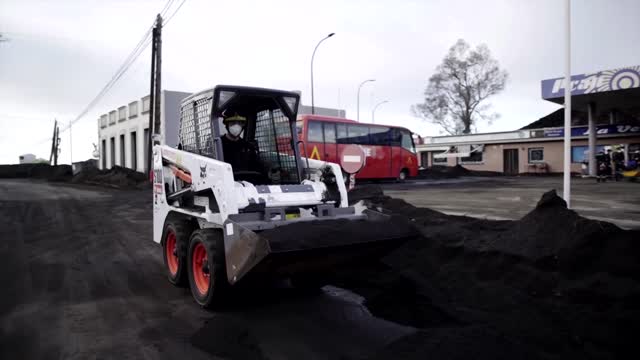 Soldiers begin La Palma volcano clean-up