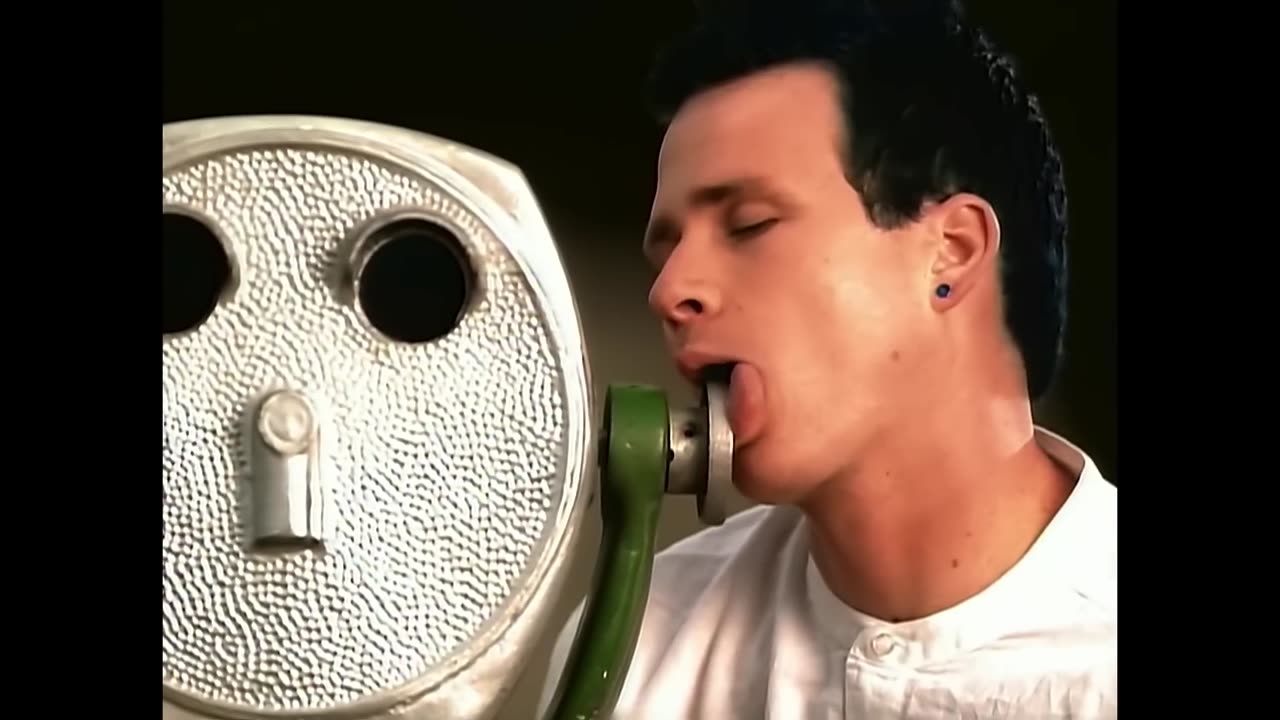 blink-182 - All The Small Things (Official Music Video)