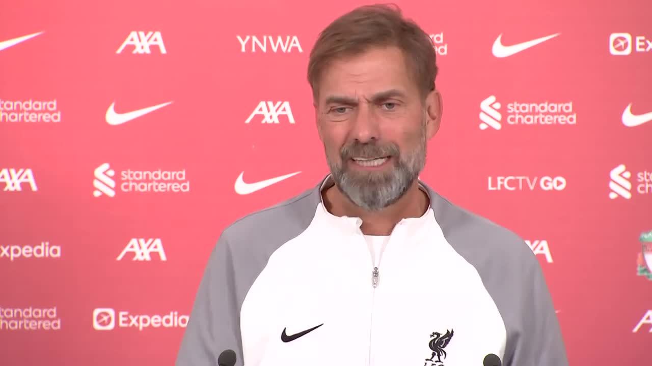 "One of the 400 goals Mo scored against Tottenham" 😅 | Klopp jokes with journalist