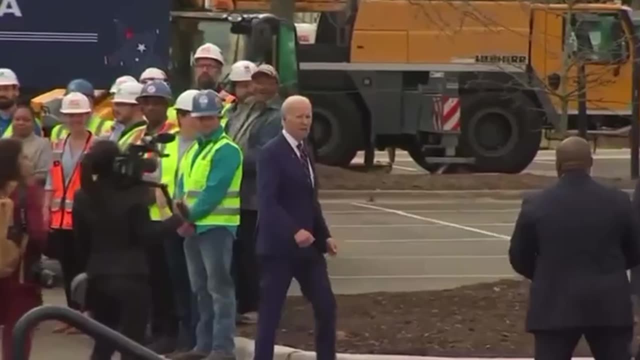 Meanwhile RoboJoe is malfunctioning again 😂😂😂