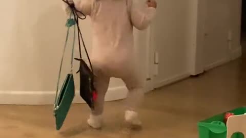 Mon bébé prend des petits sacs à main