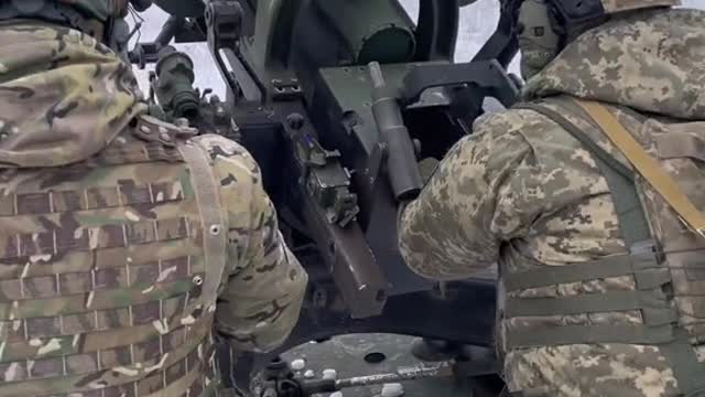 Another video of the firing of the light British 105mm L119 howitzer