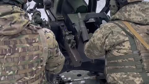 Another video of the firing of the light British 105mm L119 howitzer