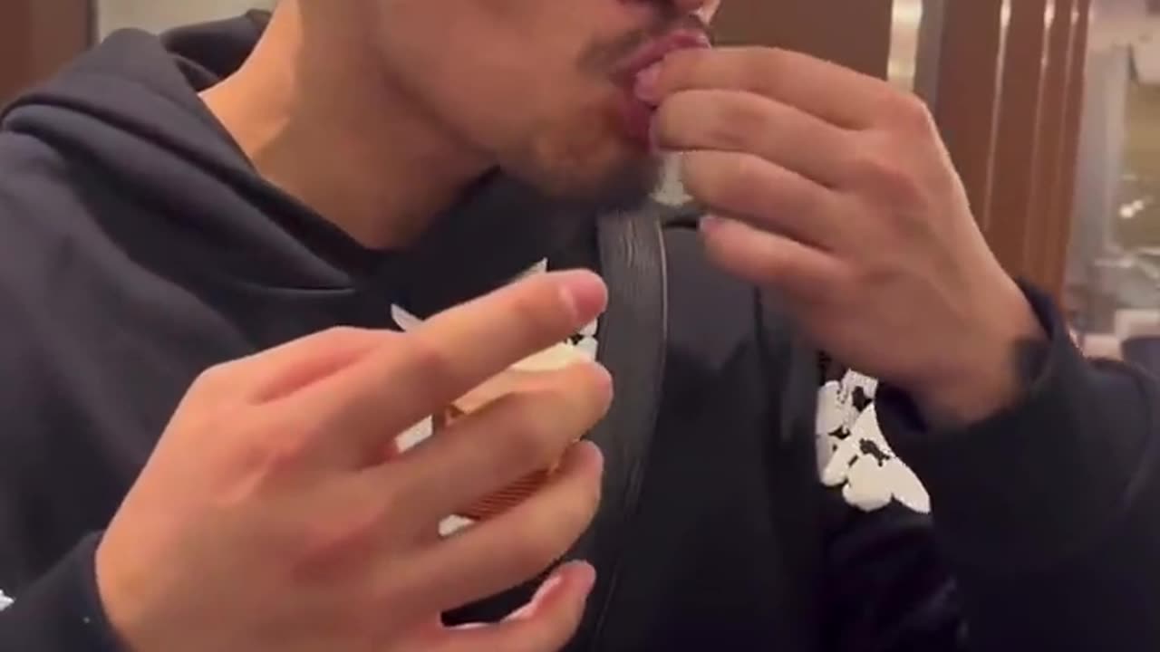 SNEAKO tries yellow Arabic coffee for the first time in Saudi Arabia