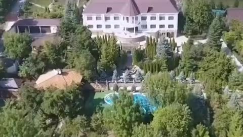 Domy ukrajinských elit, které si pořídili politici z korupce