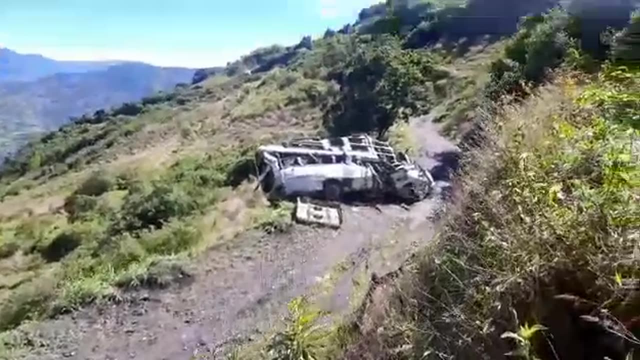 tres menores perdieron la vida cuando el bus en el iban rodó por un abismo