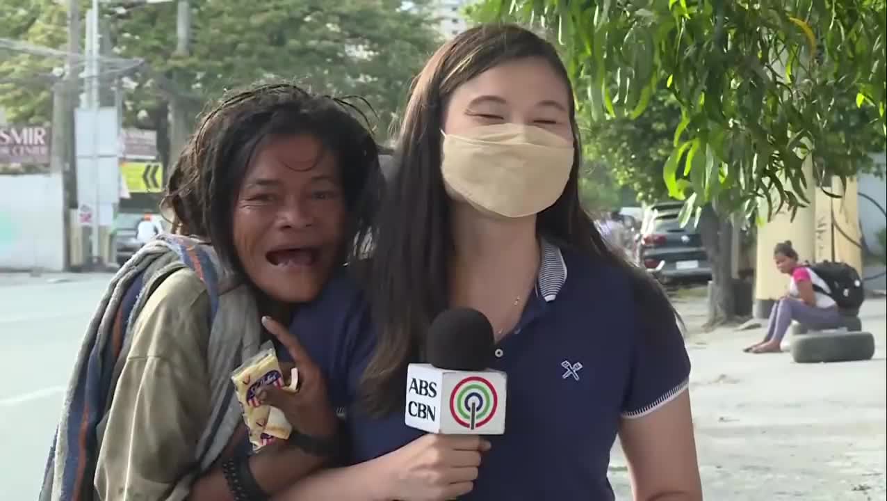 VIRAL_ ABS-CBN reporter niyakap _ ABS-CBN News