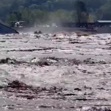 54 PEOPLE RESCUDED FROM ROOF OF TENNESSEE HOSPITAL