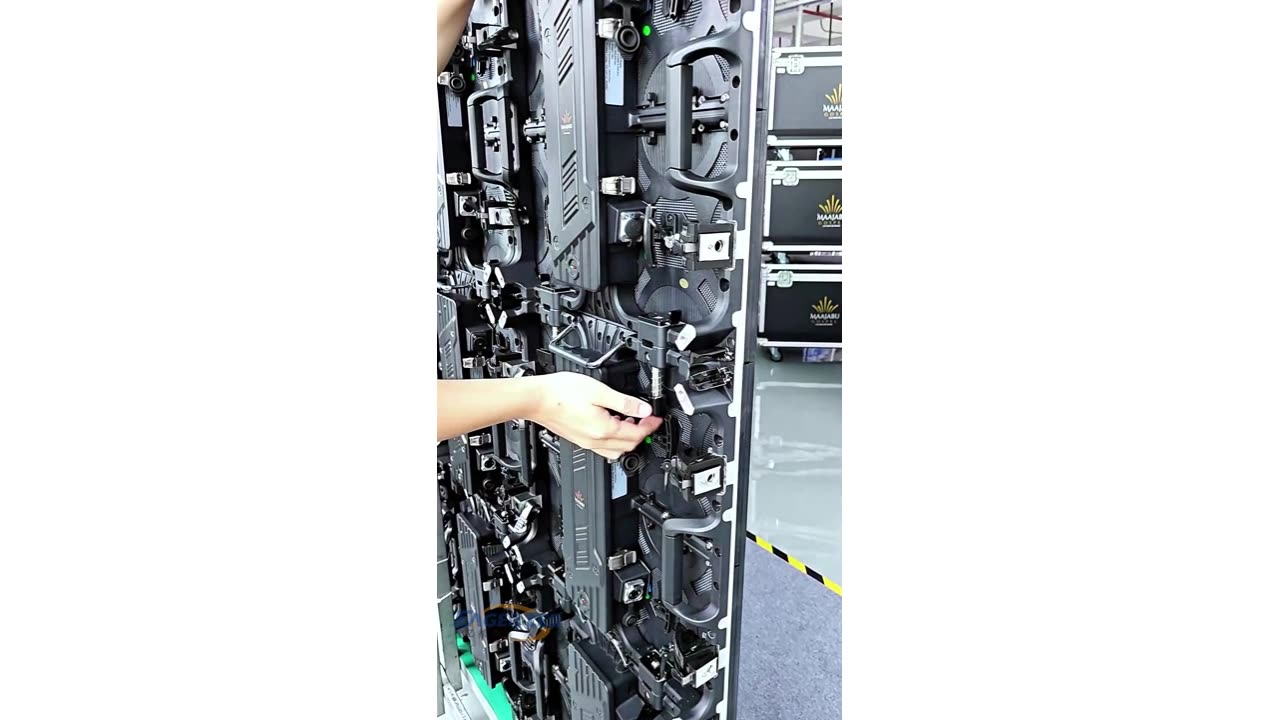 Technicians are installing the rental LED screen EA500C3. Do you find it easy?