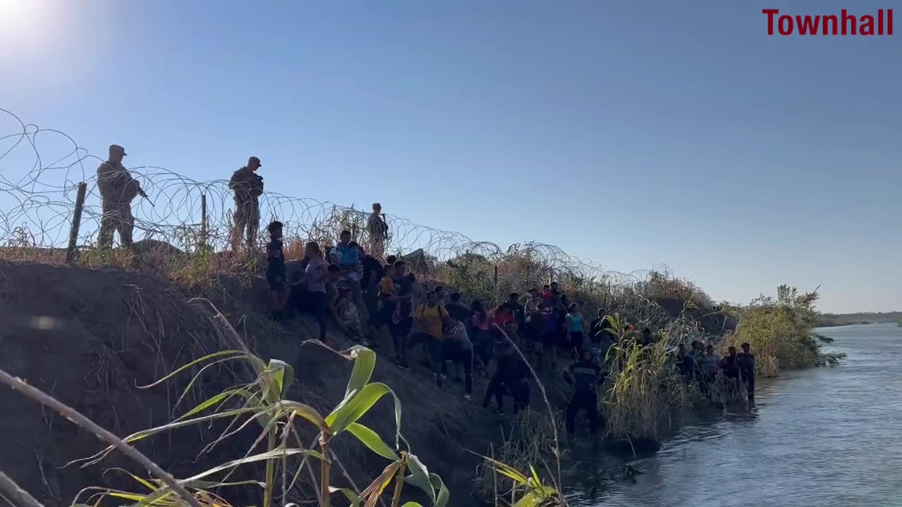 National Guard has arrived and is now blocking undocumented migrants from entering into Texas .