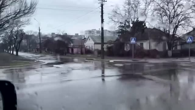 Ukrainian soldiers seen taking up position in Mariupol