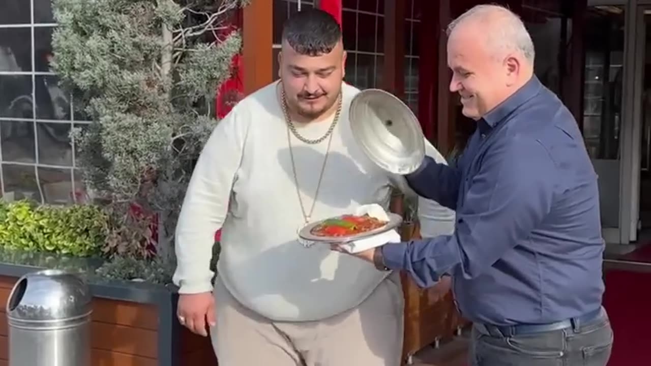 Yasin Cengiz İskender Kebabın Sosuna Bayıldı !!