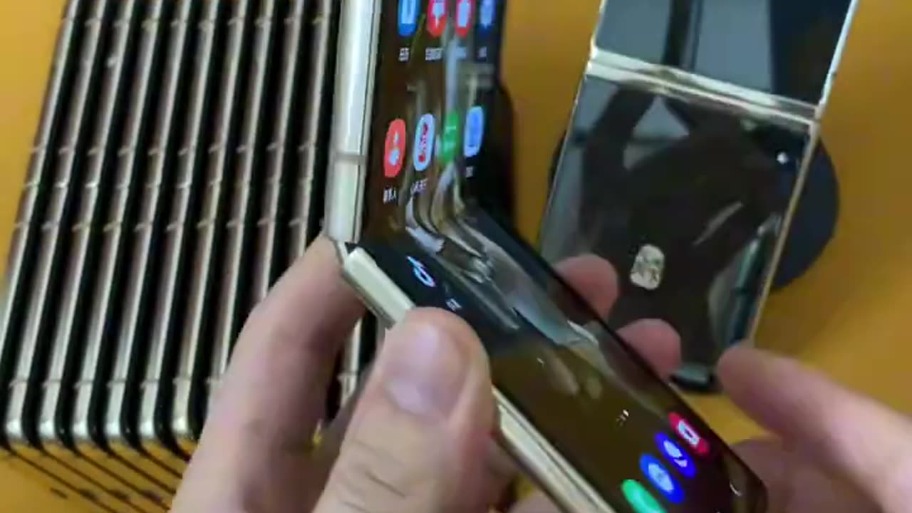 Amazing flip phone's