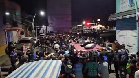 Breaking!!! LARGE CARAVAN OF ILLEGAL IMMIGRANTS ARE MAKING ITS WAY THROUGH MEXICO