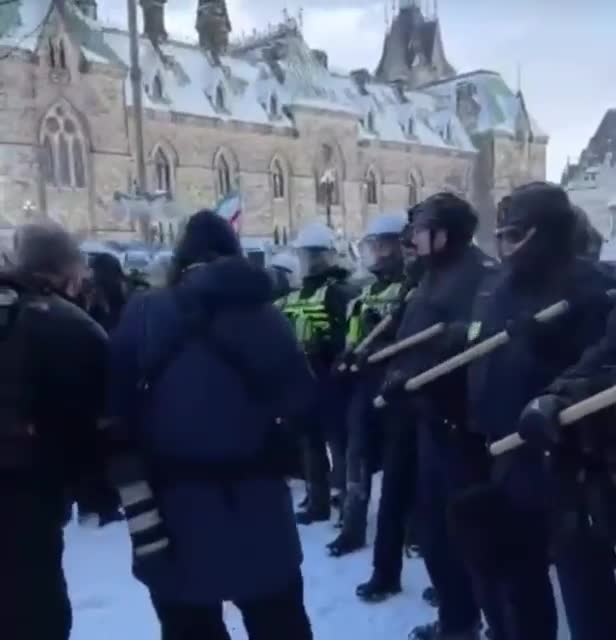 🇨🇦Things getting heated in Ottawa - Lots of police already today! Feb. 19 2022🇨🇦