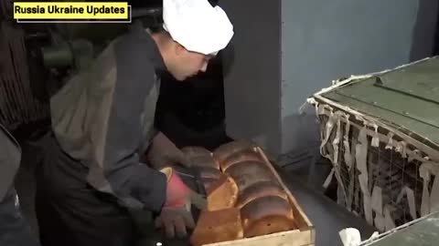 1000's of Easter cakes were baked at a mobile military bakery to be sent to the front
