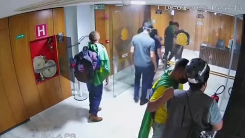 Fotógrafo “profissional” acompanhava grupo de manifestantes que invadiu Planalto