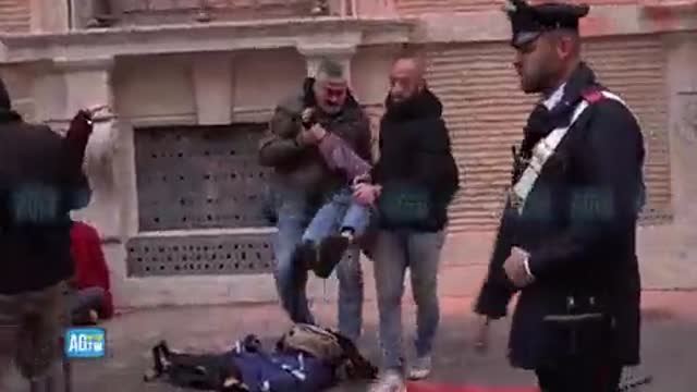 Osservate dal minuto 1.15 il pulotto gli chiede pure se gli sta ..