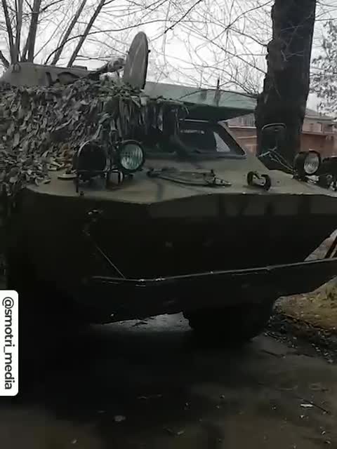 LPR army shows trophies in liberated town